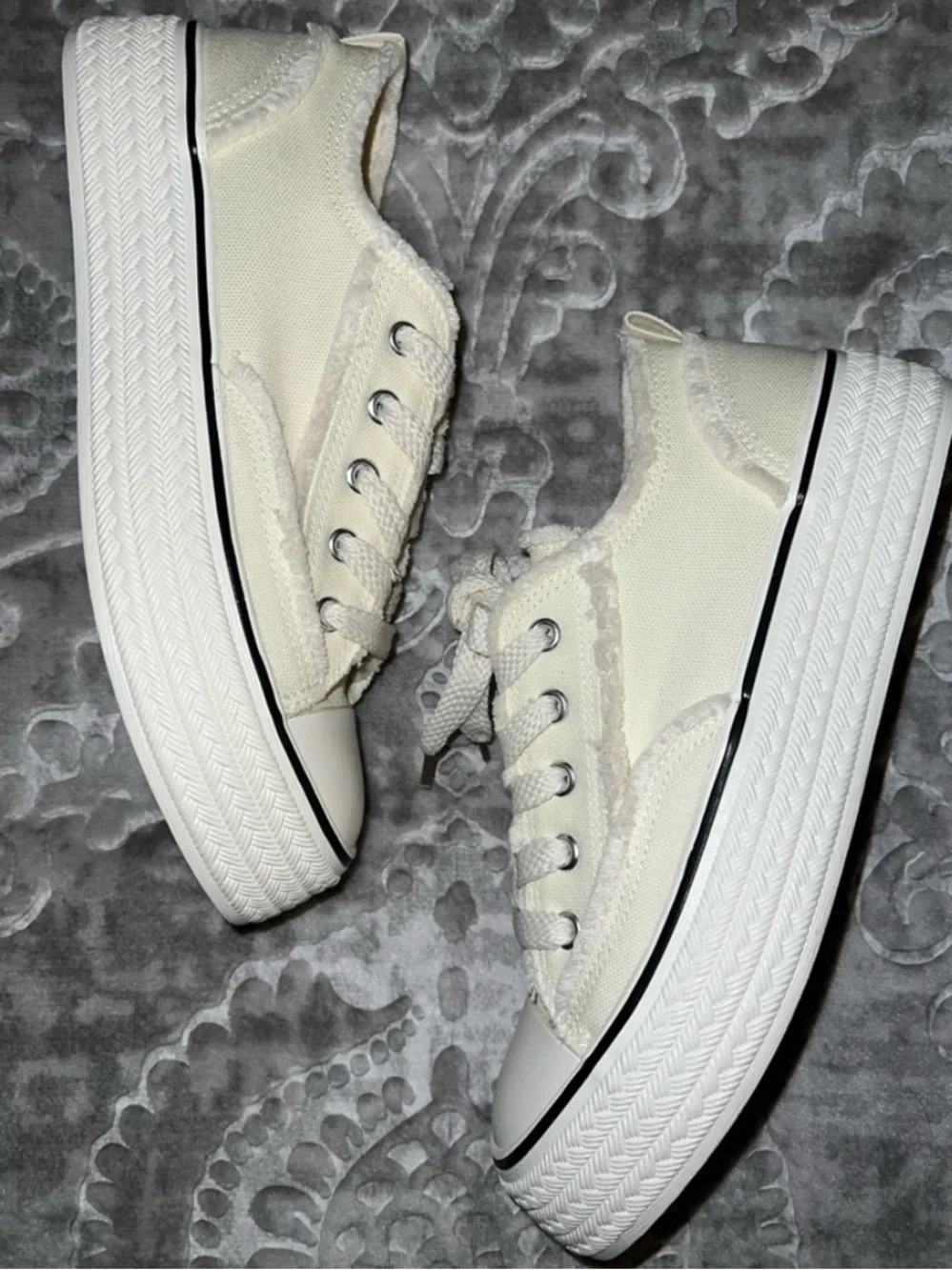 Cream Canvas Low-Top Sneakers_2